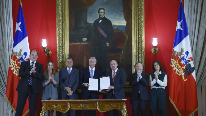 Kast firmó proyecto de Reconstrucción y llamó al Congreso a que resuelva "en conciencia en favor de todos los chilenos"