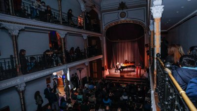 La cultura regresa al barrio: Teatro Huemul reabre tras 10 años con concierto de Roberto Bravo