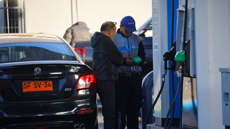 IPC de abril se dispara 1,3% por fuerte alza de los combustibles: El mayor registro en cuatro años