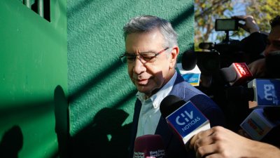 Joaquín Lavín llegó a Capitán Yáber para tramitar visitas a su hijo detenido