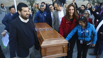 En protesta a los anuncios en Salud Pública: Alcaldes de oposición llegaron con un ataúd a La Moneda