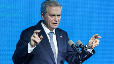 Presidente Kast matiza promesa de expulsar 300 mil migrantes: “Se entendió mal, era una metáfora”