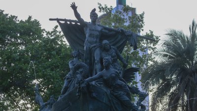 Parte de una garra del cóndor y pomo: Roban piezas de bronce de Fuente Alemana