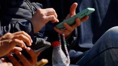 Chats de apoderados generan cansancio: Uno de cada tres reconoce que no le gustan los grupos WhatsApp