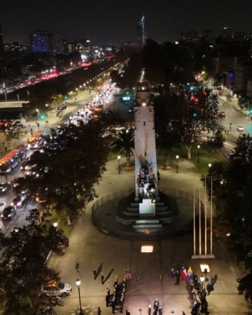 El Faro Verde del Mapocho vuelve a iluminar Santiago tras más de 40 años apagado