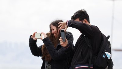 Barómetro Digital de Chile 2025–2026: 76% de los chilenos usa inteligencia artificial y un 40% la utiliza para aprender o estudiar