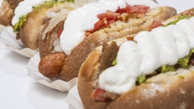 Día del Completo: Guía especial de ruta vegana de restaurantes en Santiago y distintas regiones del país