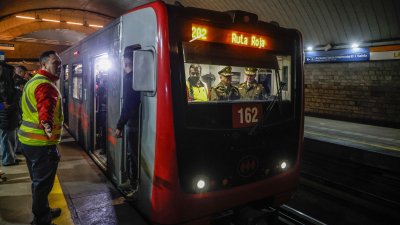 Debido al gran número de asaltos: Carabineros inició masivo copamiento del Metro y paraderos del sistema RED