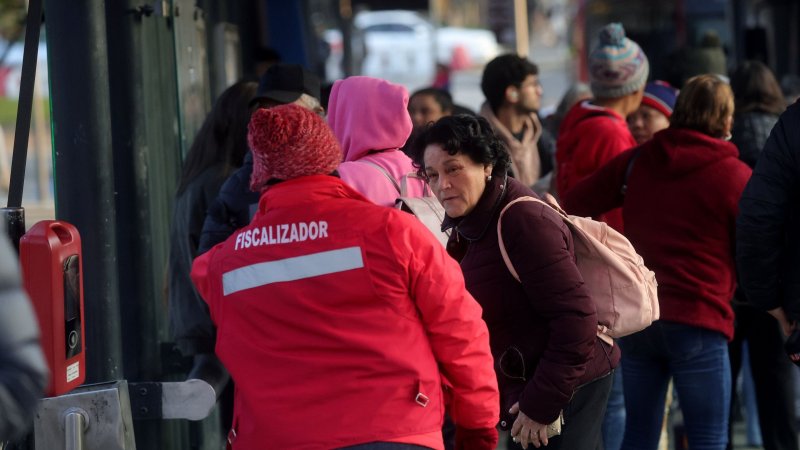 Alcalde de Puente Alto sostiene que baja frecuencia del transporte público “ha perjudicado mucho la calidad de tiempo familiar”