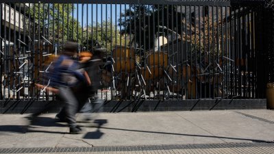 Revisar mochilas, perder beneficios estudiantiles y generar protocolos policiales: Las normas que establece la nueva ley de “Escuelas protegidas”