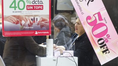 Encuesta del Sernac: El 53% de mujeres afirmó sentir discriminación en el comercio por apariencia física y edad