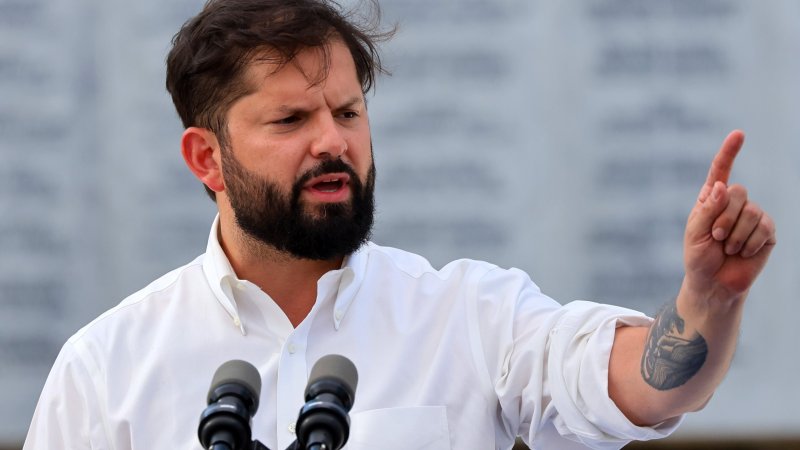Boric denunció "inflexibilidad y castigo" tras embargos de cuentas por el CAE