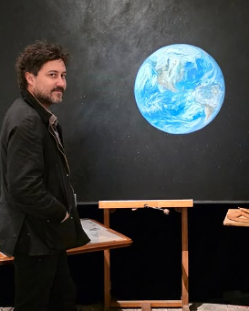 "Perspectiva": La exposición que revela nuestro lugar en el universo a través de 42 pinturas