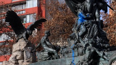 ¿Cierre del Parque Forestal o enrejar la Fuente Alemana? Monumentos Nacionales pide aclarar "prioridad" de Desbordes