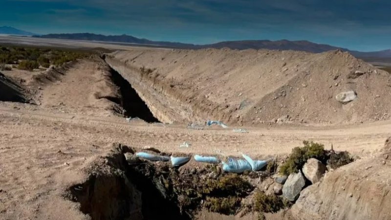 Necesitó de maquinaria pesada para hacerse: Descubren puente en zanja del gobierno en Colchane