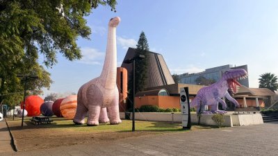 Planetario Usach en vacaciones de invierno: Presenta dinosaurios en 360°, musicales inmersivos y talleres científicos