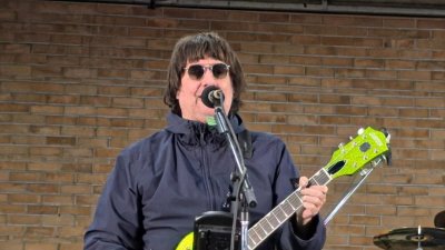 Los Tres sorprenden con show en el Metro Baquedano y anuncian concierto en el Movistar Arena