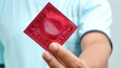 Placer, tabúes y desconfianza: Las barreras ocultas que frenan el uso del preservativo en los chilenos