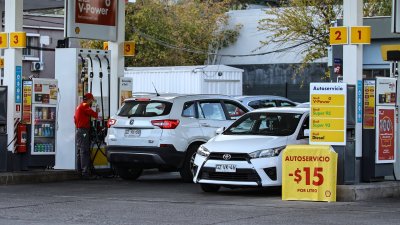 Economista de la Usach advierte que baja del precio del petróleo no tendrá un efecto inmediato en los bolsillos de los consumidores