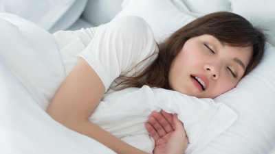 ¿Duermes con la boca abierta? Experto alerta sobre sus efectos en la salud bucal