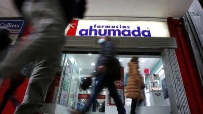 Automedicación, mayor gasto personal y brechas en salud: Los motivos detrás del aumento histórico de farmacias en la Región Metropolitana