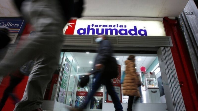 Automedicación, mayor gasto personal y brechas en salud: Los motivos detrás del aumento histórico de farmacias en la Región Metropolitana