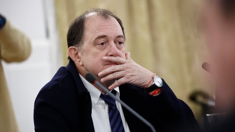 "No me quiere dar un peso... devoto de la Virgen del puño": El nuevo cruce entre los ministros Quiroz y Poduje