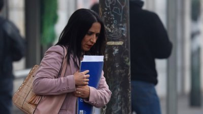 Prejuicios, falta de experiencia y labores de cuidado: Las razones que mantienen alto el desempleo de jóvenes y mujeres