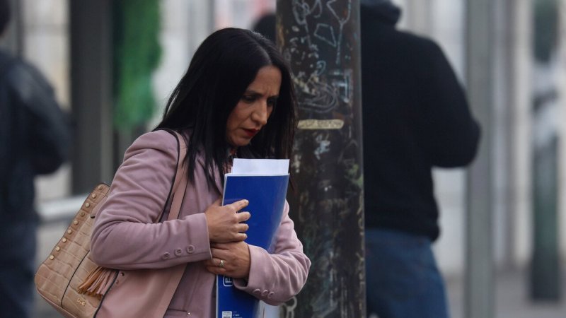 Prejuicios, falta de experiencia y labores de cuidado: Las razones que mantienen alto el desempleo de jóvenes y mujeres