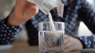 ISP advierte riesgo a la salud por tutorial que mezcla antigripal con alcohol