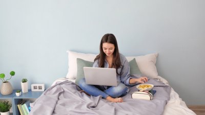 Comer frente a pantallas: La distracción que puede afectar la saciedad y la calidad de la dieta