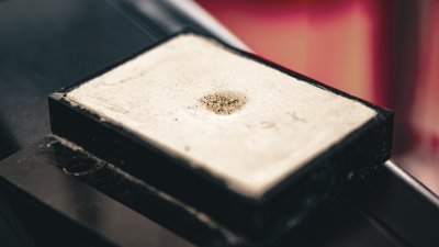 Científicos chilenos buscan explicar a través de la física cómo las gotas de agua erosionan las rocas