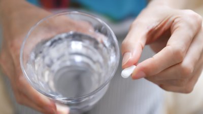 ¿Agua, café, jugo o leche?: Las bebidas que pueden reducir el efecto de los medicamentos