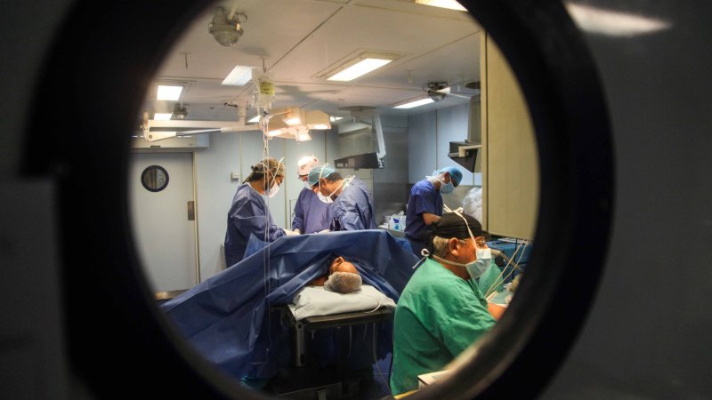 Casi 400 mil pacientes: Informan cifra récord de personas en listas de espera para una cirugía en el sistema público