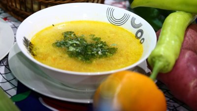 Calor, vapor e hidratación: Por qué la sopa de pollo puede ayudar durante un resfrío
