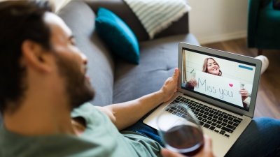 Amor anestésico y "a la carta": Cómo el amor virtual reemplaza el contacto humano en la actualidad