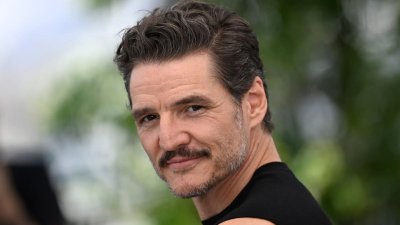 Pedro Pascal se convierte en el tercer chileno en recibir una estrella en el Paseo de la Fama