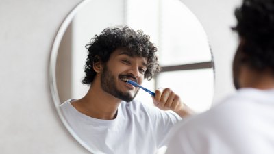 ¿Te cepillas los dientes apenas terminas de comer? Odontólogos explican por qué podría ser un error