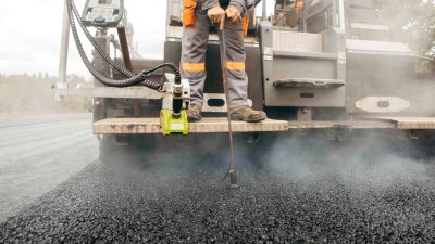 ¿Es realmente sustentable? Experto analiza la fabricación de asfalto con cuescos de aceituna que se implementará en España