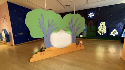 “La ronda del Sol y la Luna”: La exposición inmersiva donde los más pequeños juegan con la luz y la imaginación