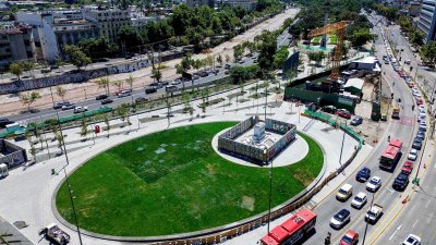 Estudio revela que velocidad del tránsito cayó 67% en hora punta tras remodelación de Plaza Baquedano