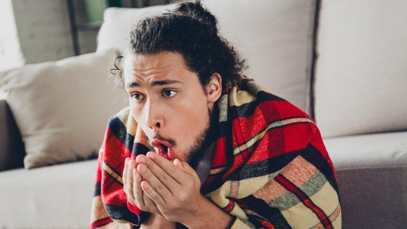 Manos y pies fríos incluso en verano: ¿Cuándo es normal y cuándo puede ser una señal de alerta para la salud?