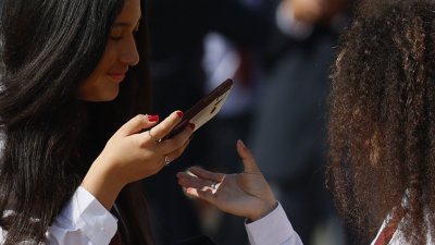 Jóvenes chilenos lideran uso de redes sociales entre países OCDE: superan las 45 horas semanales