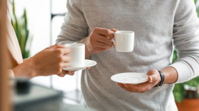 ¿Un cafecito para el frío?: experta explica el límite diario y las señales de alerta con el sobreconsumo