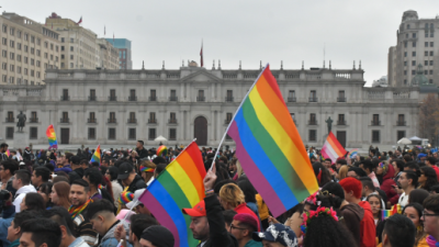 Movilh denuncia multa por “ruidos molestos” durante la Marcha del Orgullo frente a La Moneda