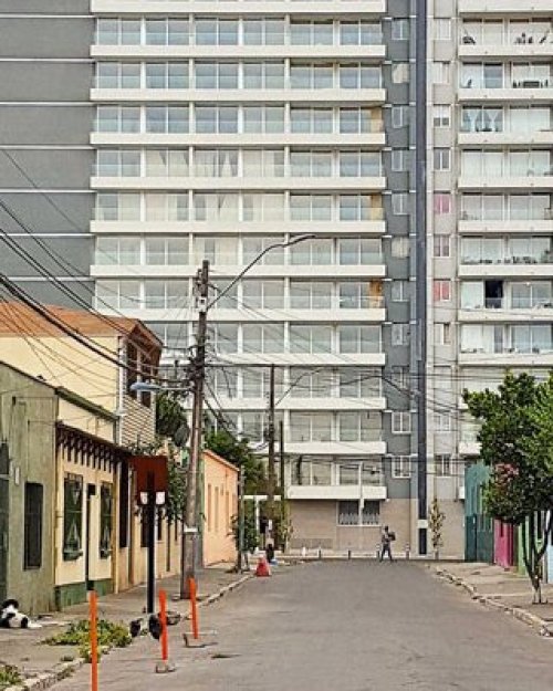La ciudad en altura: exposición refleja la intimidad, conflictos y convivencia detrás de los edificios de Estación Central