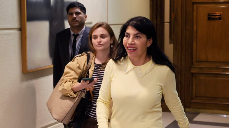 “Los profesores pueden convertirse en vendedores”: ministra Lincolao salió a dar explicaciones por frase sobre IA y educación