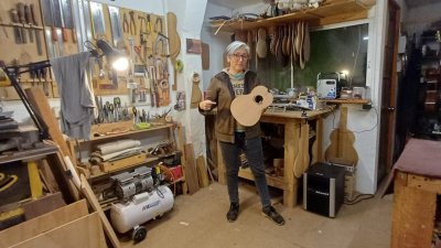“Lo más complejo es ser mujer”: Las barreras y sesgos que enfrentó la luthier Ximena Malla en un mundo masculinizado