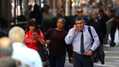 ¿Llegas del trabajo sin energía para hacer nada? Las señales de que el agotamiento está invadiendo tu vida personal