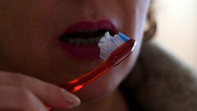 ¿Mojas el cepillo antes de usarlo? El hábito diario que puede afectar tu salud bucal